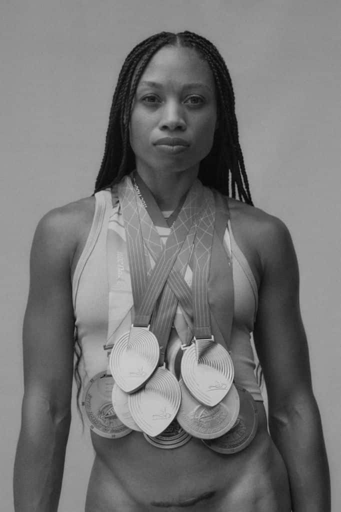 Allyson Felix, montrant ses nombreuses medailles et sa cicatrice de cesarienne.