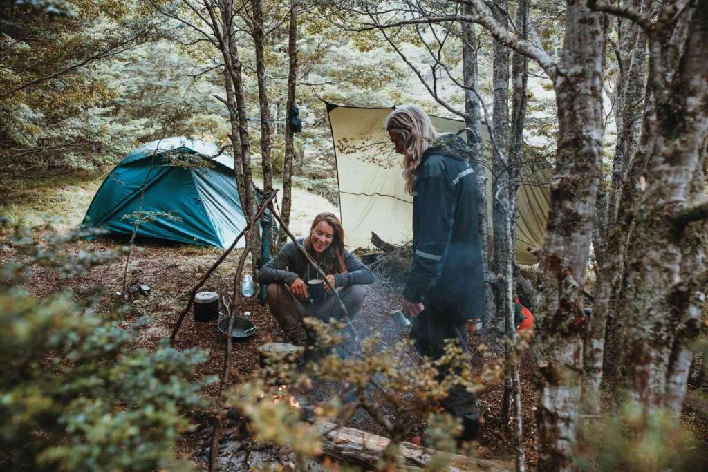 Miriam Lancewood et Peter Raine près du feu dans leur campement