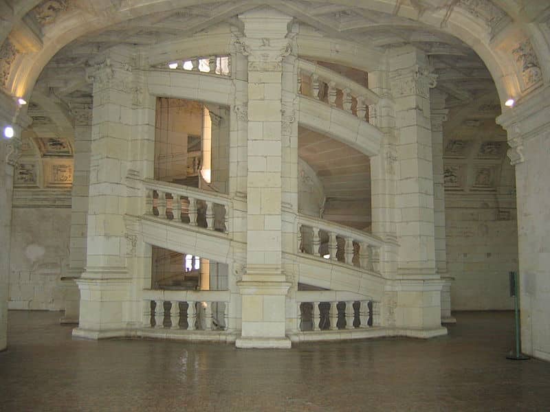 escalier a double revolution de chambord qui permet a des personnes de l emprunter sans jamais se croiser