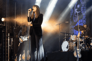 Clara Luciani sur scene au festival papillon de nuit en 2019