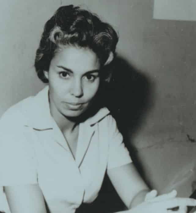 portrait en noir et blanc de nawal el-saadawi jeune femme