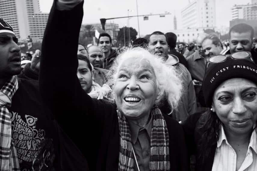 nawal el-saadawi manifeste avec une pancarte