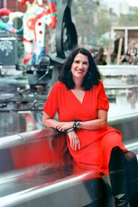 Sophie Gourion assise au bord de la fontaine Stravinsky a Paris