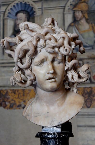 Sculpture en marbre qui représente la tête de Méduse dans la mythologie grecque.